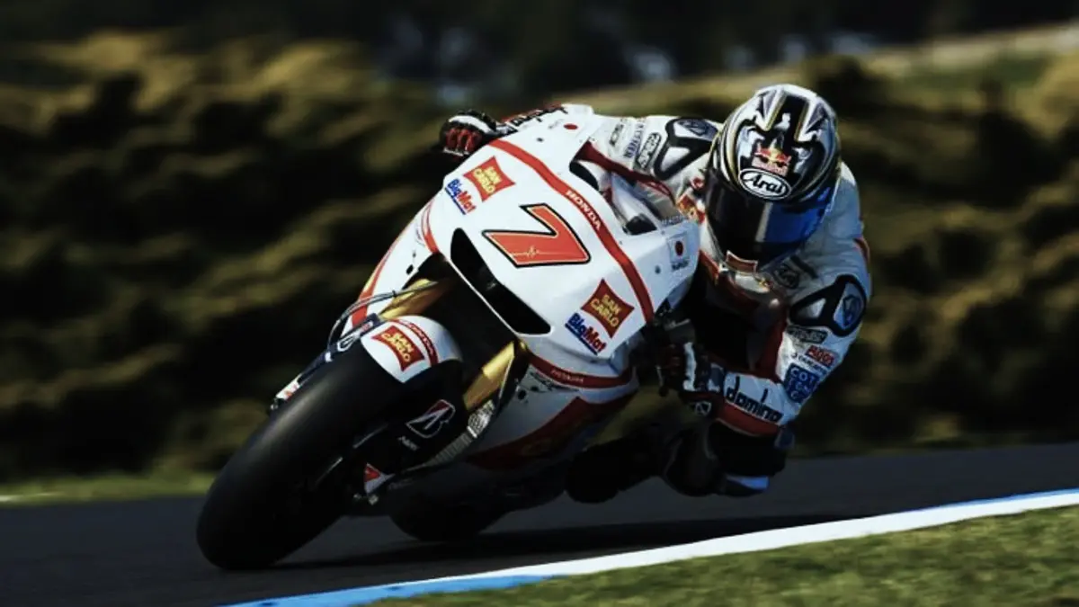 Hiroshi Aoyama terperangah melihat Veda Ega Pratama melompat dari P10 ke P3 pada lap terakhir sesi Moto3 di Silverstone. (PINTEREST)
