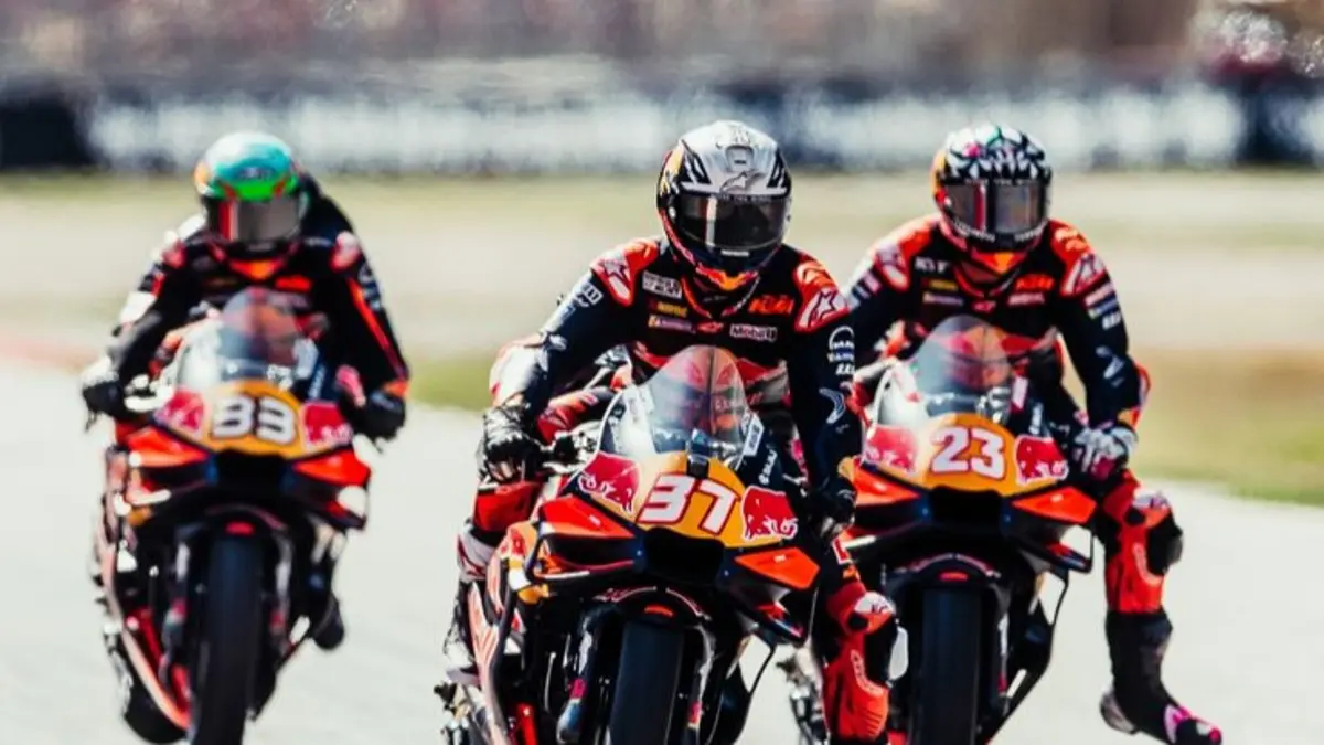 Keandra Ramadhipa menang dramatis di Jerez setelah start P17. Pembalap Indonesia itu meraih kemenangan perdana di Red Bull Rookies Cup 2026.(Pinterest)