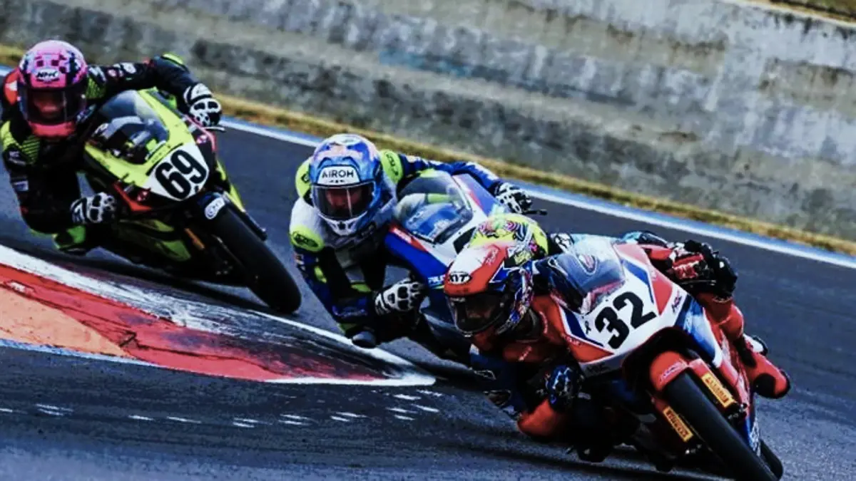 Kiandra Ramadhipa menang dramatis di Estoril dan mengoleksi 51 poin, sekaligus naik ke posisi kedua klasemen Moto3 Junior 2026. (PINTEREST)