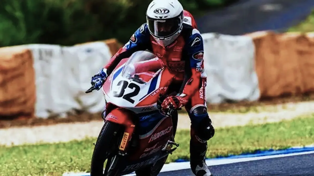 Kiandra Ramadhipa meraih kemenangan perdana di Estoril setelah duel sengit hingga lap terakhir dan kini mengoleksi 51 poin di Moto3 Junior. (PINTEREST)