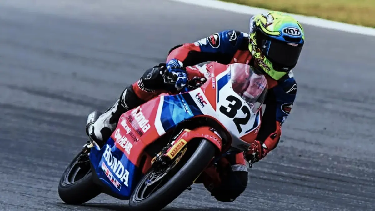 Kiandra Ramadhipa tampil impresif di Moto3 Junior Barcelona. Start dari posisi ketiga, ia bertarung di depan hingga lap terakhir. (PINTEREST)