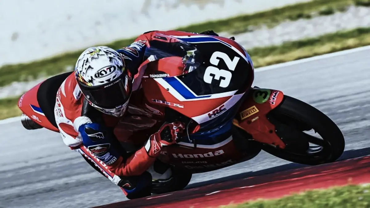 Kiandra Ramadhipa tampil kompetitif di Moto3 Junior Barcelona dan terlibat dalam persaingan grup depan hingga lap terakhir. (PINTEREST)