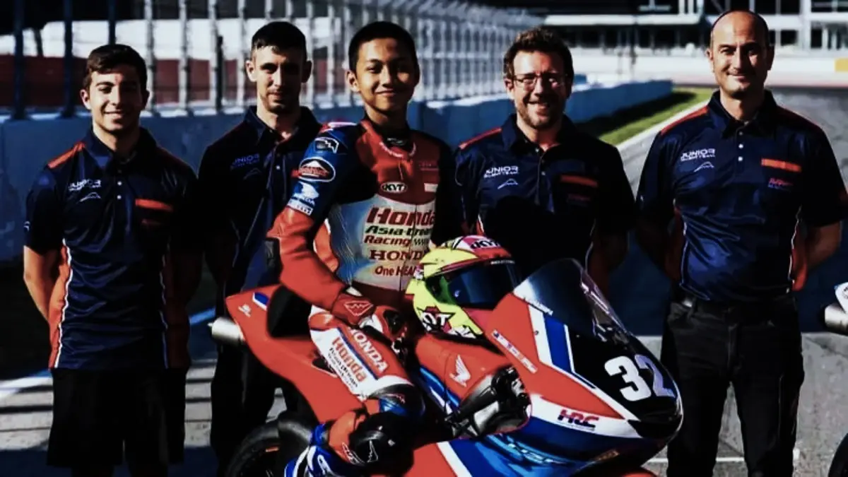 Kiandra Ramadhipa terjatuh pada lap terakhir Moto3 Junior Jerez setelah bersaing di grup depan dan sempat menempati posisi podium. (PINTEREST)