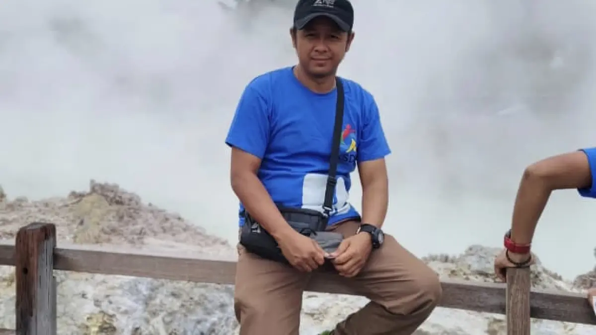 M. Saiful Munib, Kepala SDI Ma’arif Plosokerep Kota Blitar, mengisi waktu liburan sekolah dengan mendaki gunung untuk mencari inspirasi dan menikmati keindahan alam.