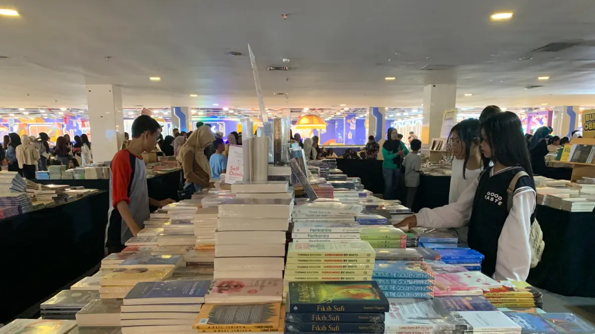 MOCH SUBCHAN ABDULLAH/RADAR BLITAR
TINGKATKAN LITERASI: Sejumlah pengunjung melihat-lihat koleksi buku yang diobral dalam pameran buku di lantai dua Mall Blitar, kemarin. 

