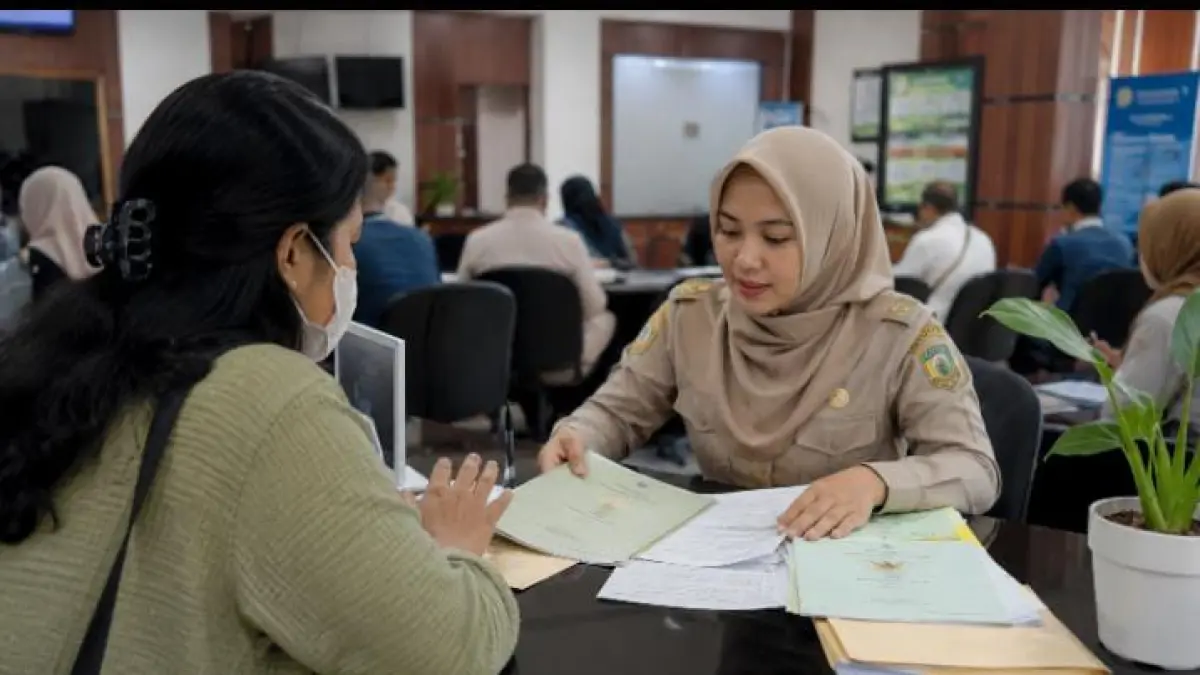Proses balik nama sertifikat tanah di Kantor Pertanahan. Petugas memeriksa kelengkapan sertifikat dan dokumen peralihan hak sebelum proses administrasi dilanjutkan.