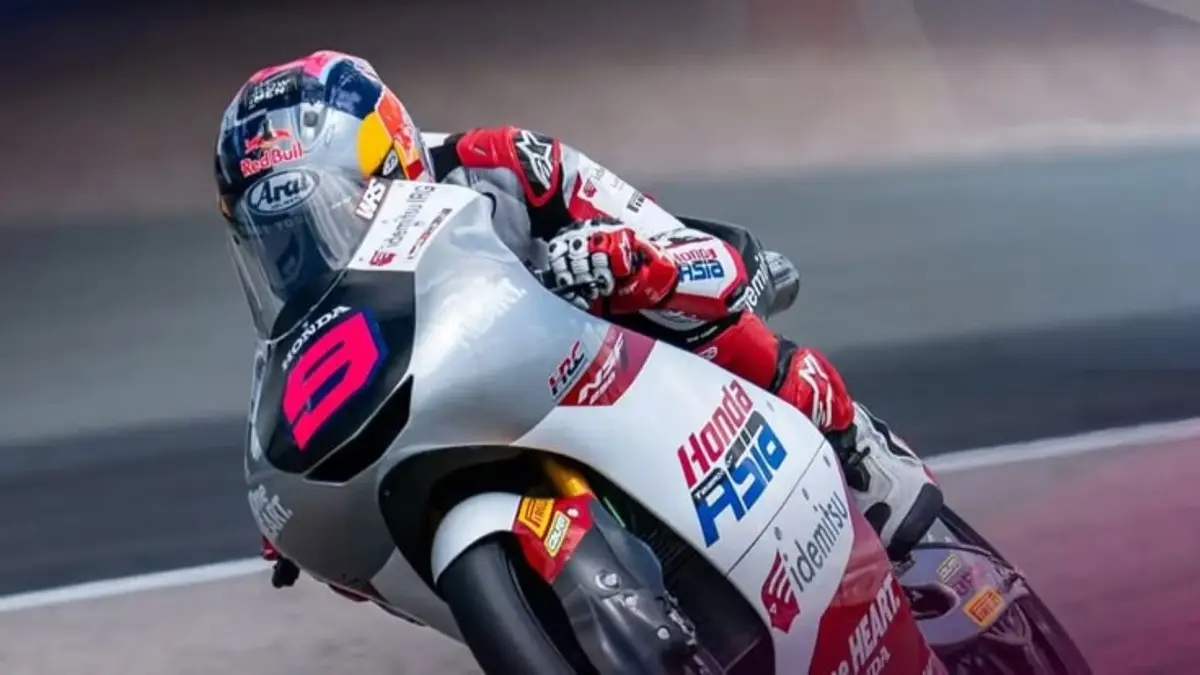 Veda Ega Pratama latihan di Aragon bersama Marc Márquez. Momen saat pembalap Indonesia itu satu lintasan dengan sang juara dunia jadi sorotan.(Pinterest)