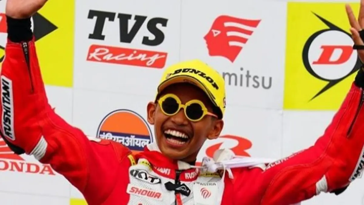 Veda Ega Pratama latihan di Aragon bersama Marc Márquez. Sang pembalap muda Indonesia terlihat tetap menjaga ritme saat Márquez berada di belakang.(Pinterest)