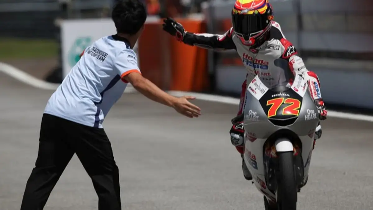 Veda Ega Pratama latihan di Aragon dan satu lintasan dengan Marc Márquez. Momen tersebut menjadi pengalaman berharga bagi pembalap muda Indonesia.(Pinterest)