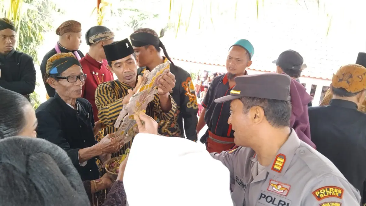 Agus muhaimin/radar blitar
BERBURU BERKAH: Warga tampak antusias menangkap air sisa jamasan kiai bonto dari panggung.