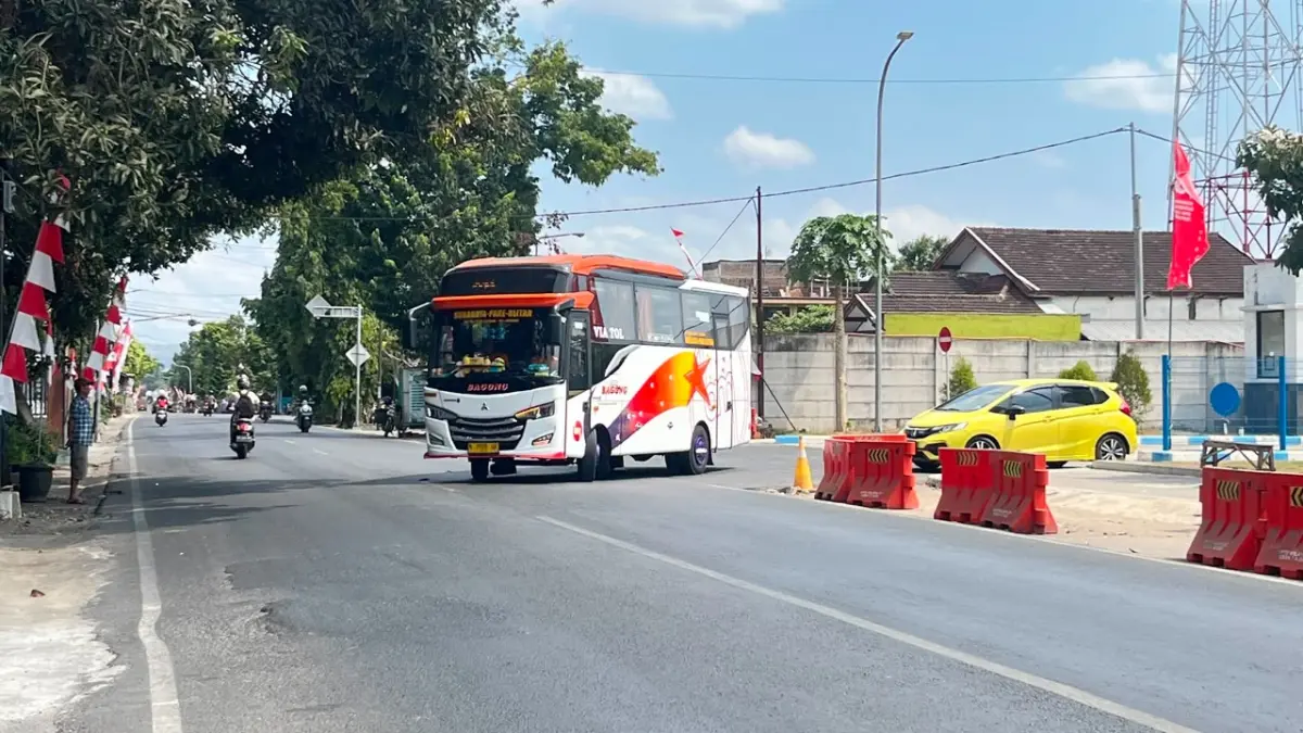 Aktivitas penumpang terlihat di Terminal Tipe A Patria Blitar saat momentum libur panjang. Bus AKDP menjadi salah satu moda transportasi yang banyak digunakan, dengan Surabaya sebagai salah satu tujuan favorit.