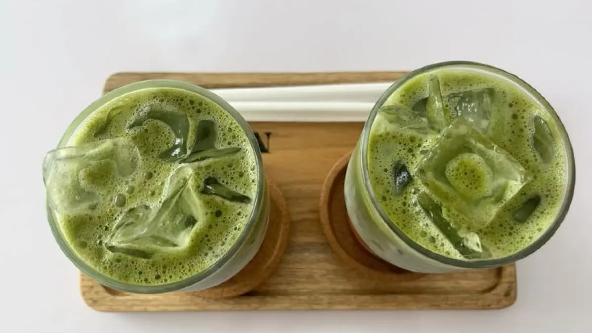 Green tea latte ini dibuat dari matcha, susu, dan gula cair. Resepnya sederhana dan dijual Rp7.000 per cup.