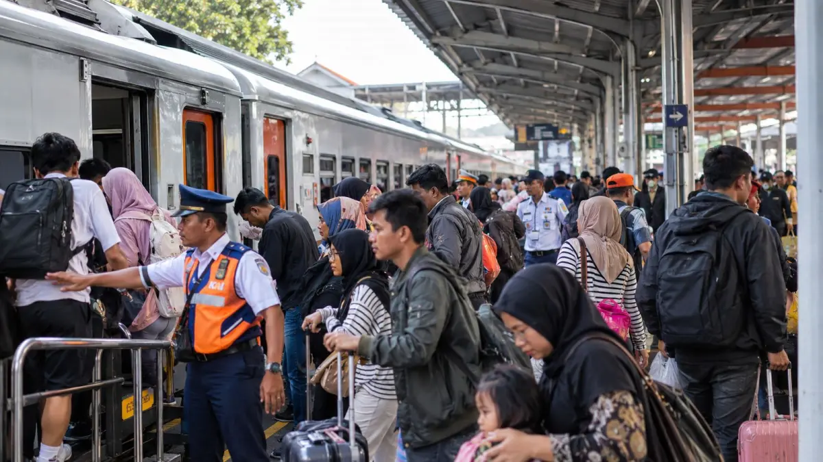 ILUSTRASI : penumpang kereta api saat periode libur Maulid Nabi Muhammad SAW 2026. Mobilitas pelanggan KAI Daop 7 Madiun meningkat.