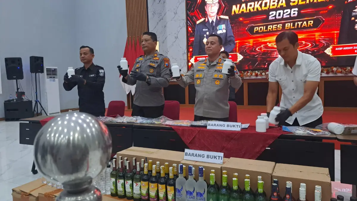 RUSAK MASA DEPAN: Polisi menunjukkan sejumlah barang bukti hasil Operasi Tumpas Semeru 2026, kemarin (26/8). 