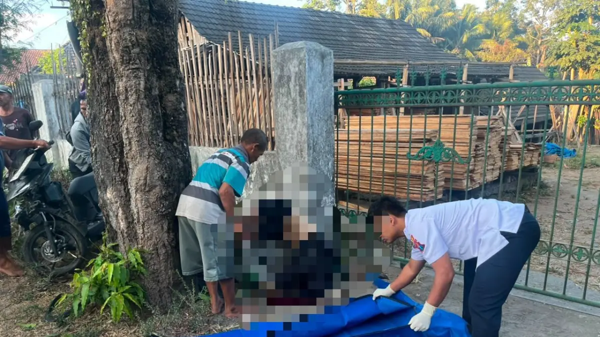 SATLANTAS POLRES BLITAR KOTA UNTUK RADAR BLITAR
HILANG KENDALI: Polisi mengevakuasi dua korban kecelakaan tunggal dan olah TKP, kemarin (26/8). 
