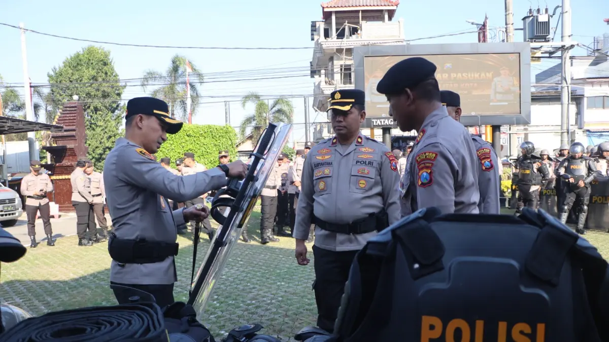 ANTISIPASI DEMO: Kapolres Blitar Kota AKBP Kalfaris T. Lalo bersama jajaran mengecek kesiapan personel dan perlengkapan keamanan dalam apel gelar pasukan, Kamis (27/8).