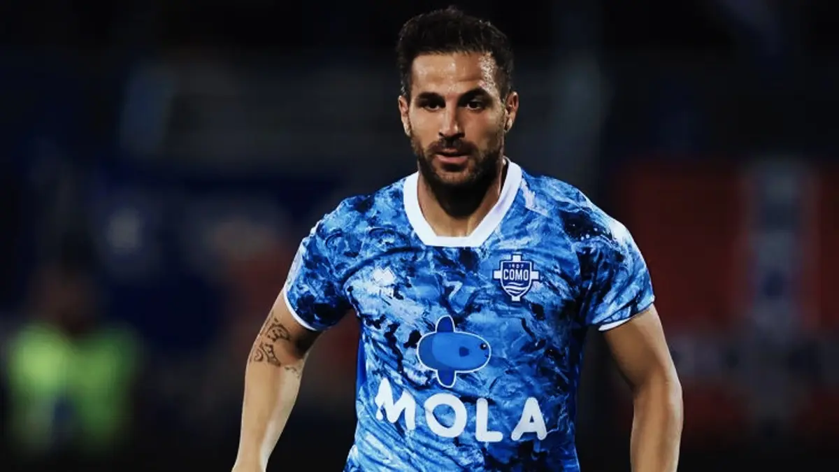COMO, ITALY - AUGUST 29: Cesc Fabregas of Como during the Serie B match between Como 1907 and Brescia Calcio at Stadio Giuseppe Sinigaglia on August 29, 2022 in Como, Italy. (Photo by Jonathan Moscrop/Getty Images)
