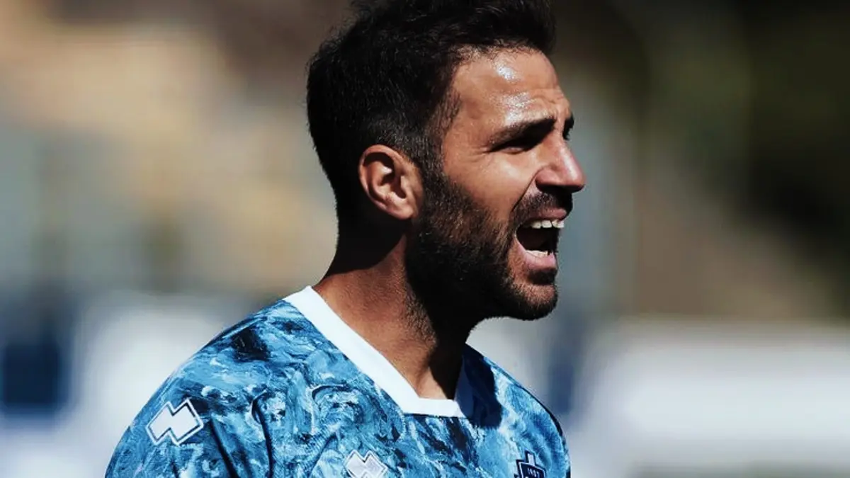 COMO, ITALY - SEPTEMBER 17: Cesc Fabregas of Como 1907 gestures during the Serie B match between Como 1907 and Spal at Stadio G. Sinigaglia on September 17, 2022 in Como, Italy. (Photo by Emilio Andreoli/Getty Images)