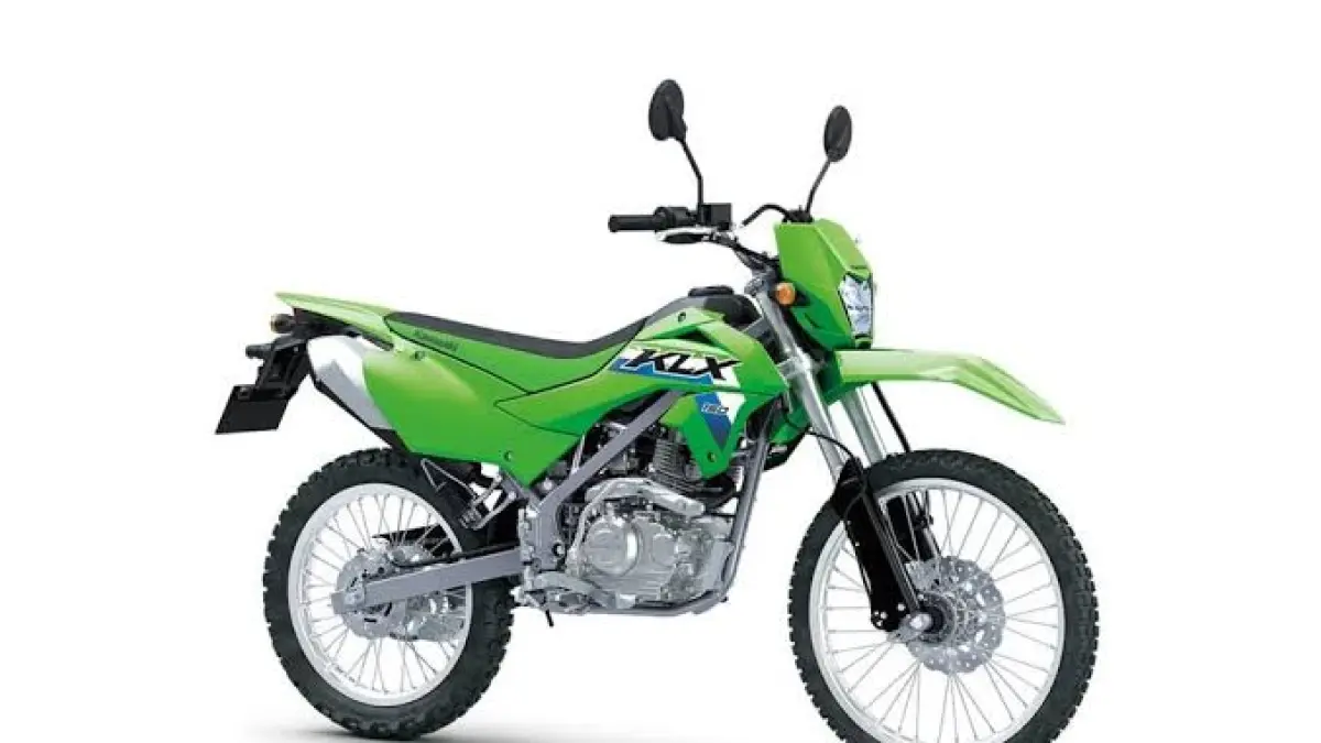 Kawasaki KLX 150 SE Plus MY2026 hadir dengan tiga pilihan warna, aksesori lengkap, mesin karburator, dan harga Rp43,6 juta.