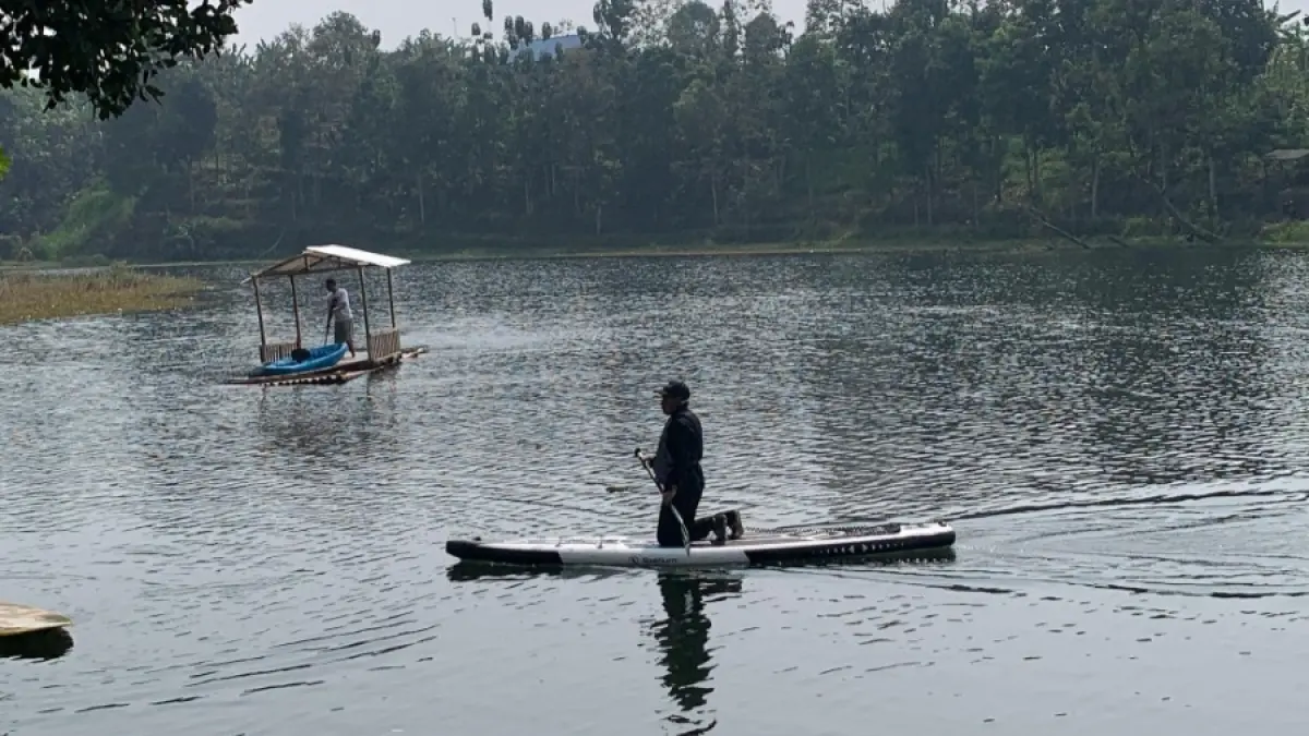MOCHAMMAD SUBCHAN ABDULLAH/RADAR BLITAR

SERU: Olahraga SUP kini mulai dikembangan sebagai olahraga rekreasional di objek wisata Telaga Blumbang Gede.
