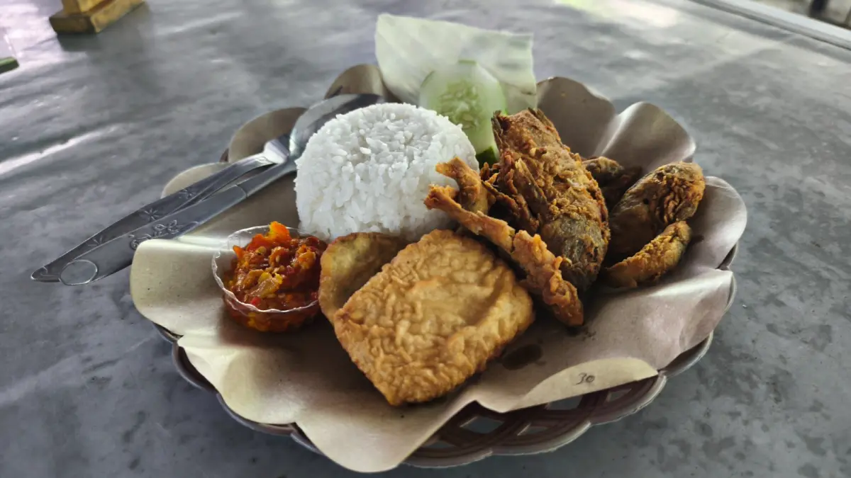 “Sajian kuliner di Warung 17 Tepian Kali Papungan, Kabupaten Blitar, yang dapat dinikmati pengunjung sambil bersantai dalam suasana alam.” 