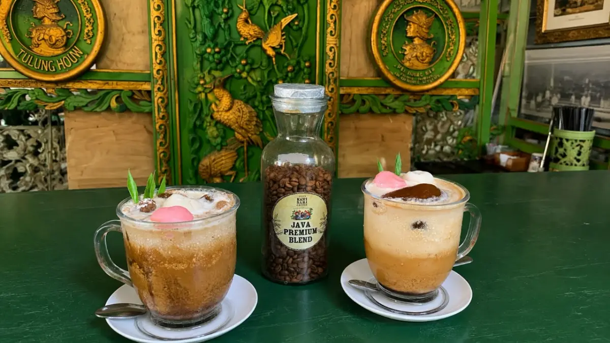 SEGAR: Es Kopi Pleret jadi salah satu menu andalan dari Kawisari Koffie.