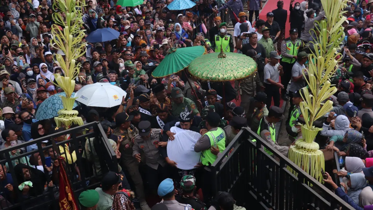 Terik matahari di Alun-Alun Lodoyo, Kecamatan Sutojayan, terasa membakar kulit. Namun, ribuan pasang mata tak bergeming sedikit pun. Mereka menunggu air berkah jamasan Gong Kiai Pradah dan gunungan yang biasanya dihadirkan. Meskipun, dua gunungan itu tak ada dan menjadi pembeda.
FAJAR RAHMAD ALI WARDANA, Sutojayan, Radar Blitar 
