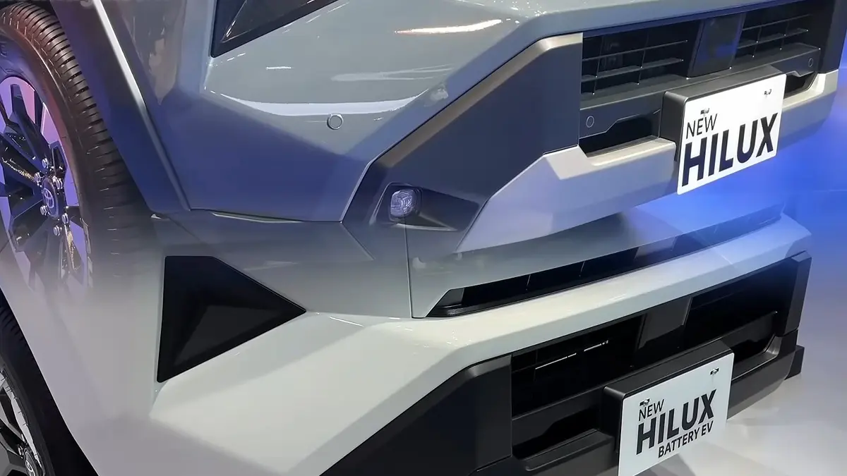 Hilux Hybrid 2026 dalam transkrip disebut sebagai Hilux EV dengan baterai 59,2 kWh, dual motor, jarak 315 km, dan harga Rp1 miliar lebih. (SC YOUTUBE)