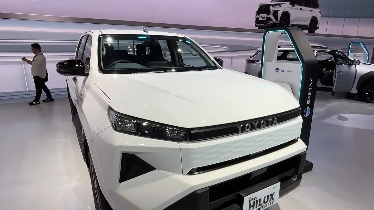 Hilux Hybrid 2026 yang dibahas merupakan Hilux diesel 2.800 cc dengan tenaga 204 PS, TSS, dan fitur lebih lengkap pada tipe V. (SC YOUTUBE)