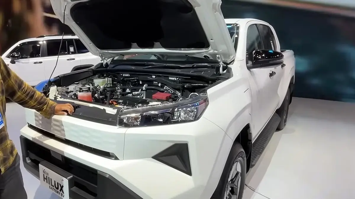 Hilux Hybrid 2026 yang dibahas merupakan Hilux EV dengan baterai 59,2 kWh, dual motor, jarak 315 km, dan harga sekitar Rp1 miliar. (SC YOUTUBE)