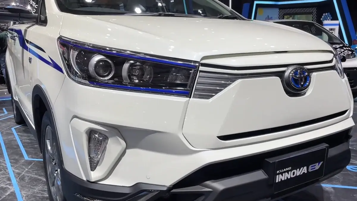 Kijang Innova EV berbasis Innova Reborn tampil dengan motor elektrik, aksen biru, interior khusus, dan sejumlah ubahan eksterior. (SC YOUTUBE)
