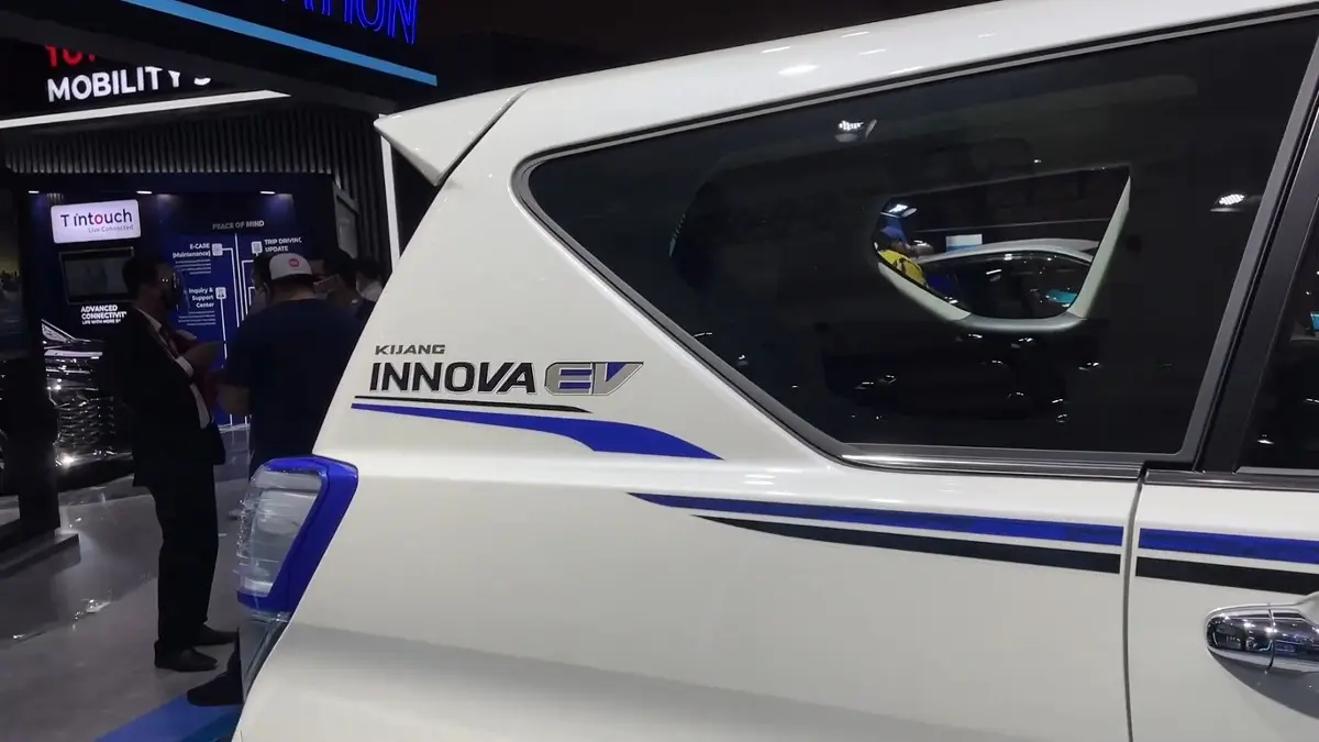 Kijang Innova EV tampil dengan basis Innova Reborn, motor elektrik, desain khusus, serta interior yang berbeda dari Innova standar. (SC YOUTUBE)