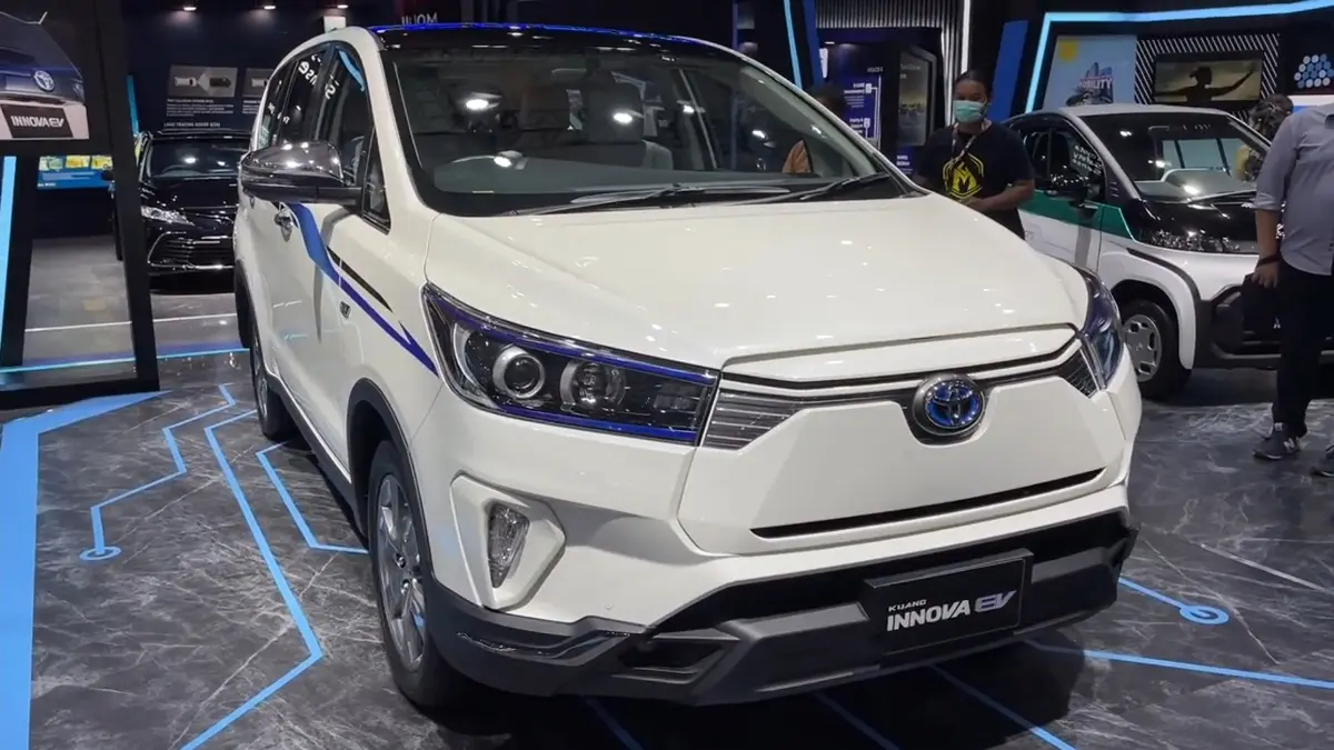 Kijang Innova EV tampil sebagai konsep berbasis Innova Reborn, tetapi kapasitas baterai dan spesifikasi performanya masih belum diungkap. (SC YOUTUBE)