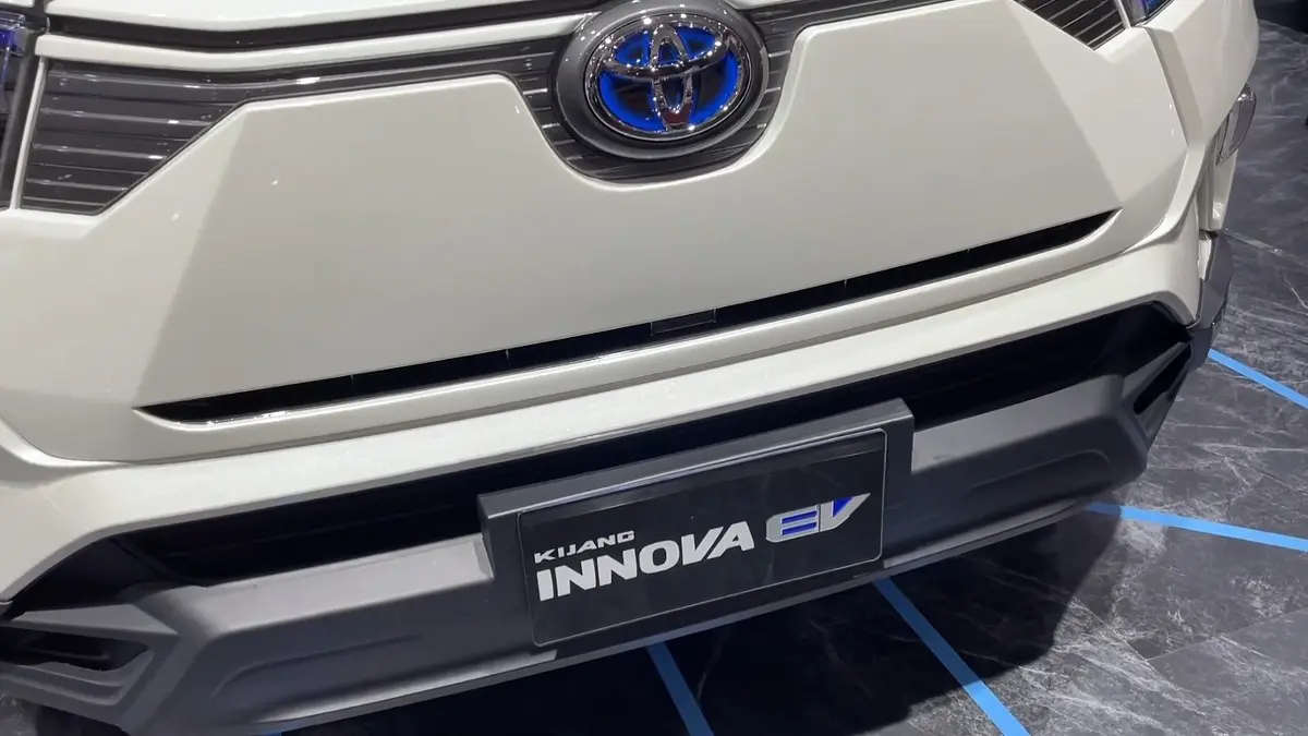 Kijang Innova EV tampil sebagai prototype berbasis Innova Reborn. Namun, spesifikasi baterai dan performanya belum diungkap Toyota. (SC YOUTUBE)