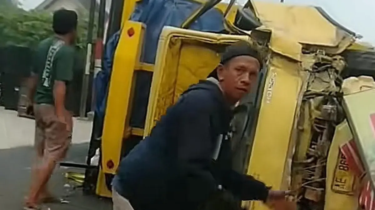 ISTIMEWA
TAK ADA KORBAN JIWA: Warga mengevakuasi truk pengangkut sound karnaval yang oleng pada Senin (31/8) dini hari. 