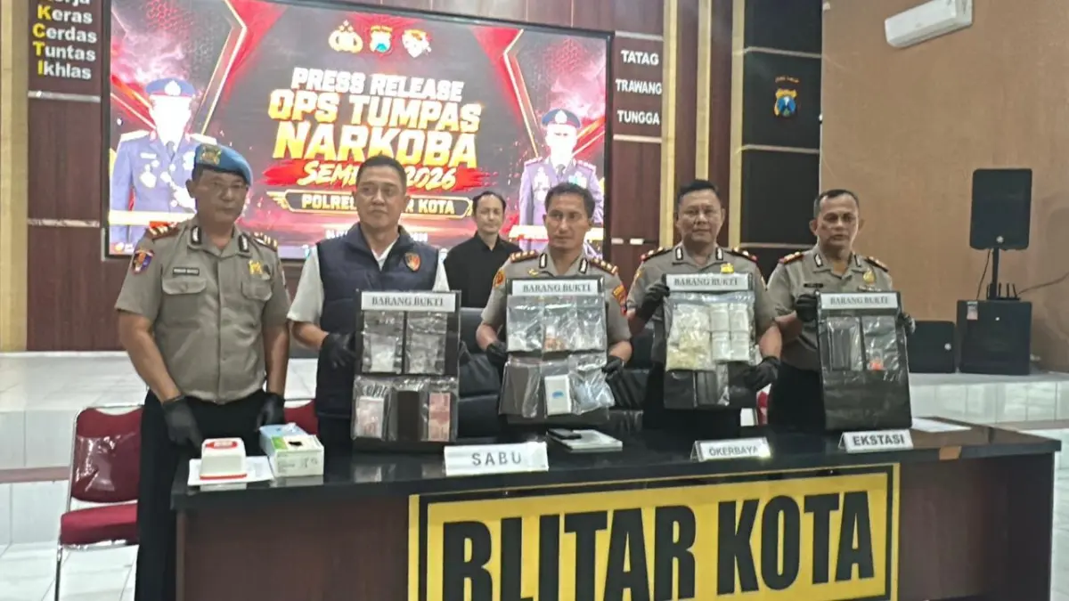 TAK BERKUTIK : Polisi membeberkan sejumlah barang bukti narkoba dan hasil ungkap Satreskoba Polres Blitar Kota kemarin (31/8)