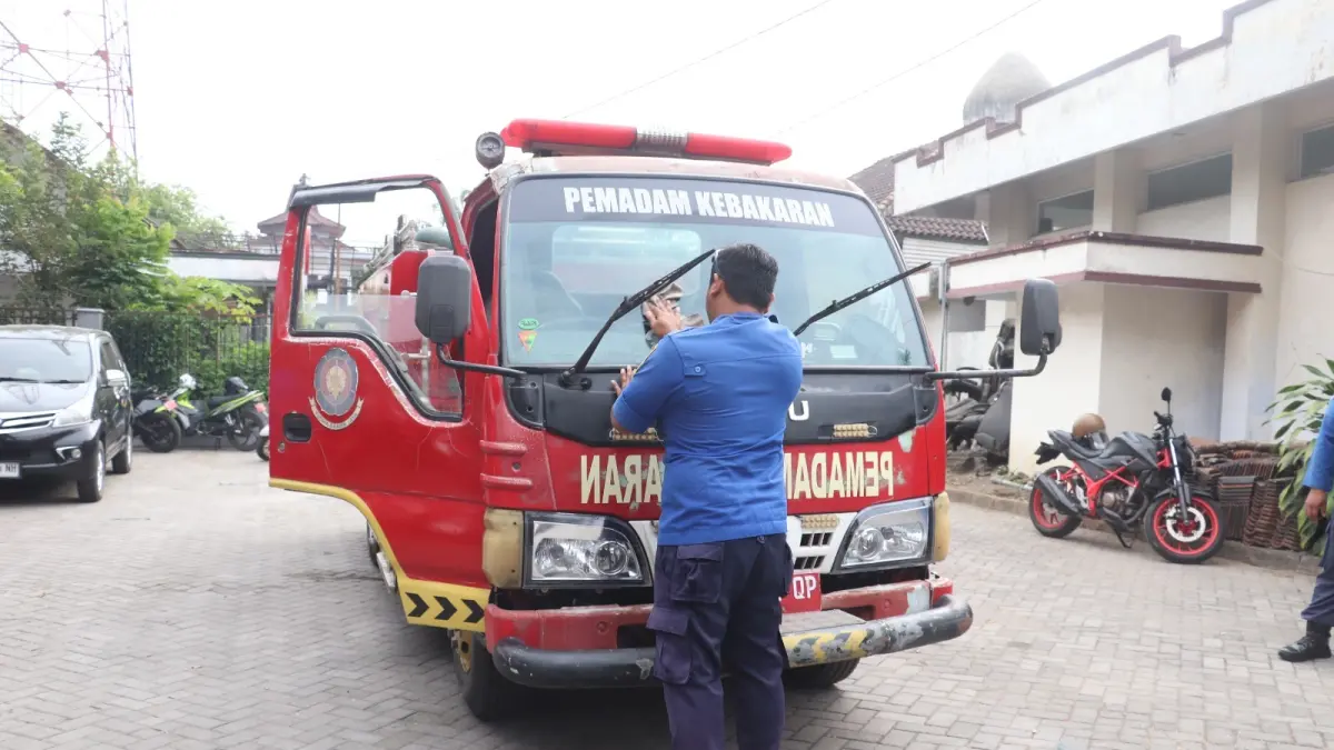 Petugas Pemadam Kebakaran (Damkar) Kabupaten Blitar bersiap melakukan penanganan kebakaran. Penambahan armada baru ditargetkan dapat meningkatkan response time pemadaman di wilayah Kabupaten Blitar.