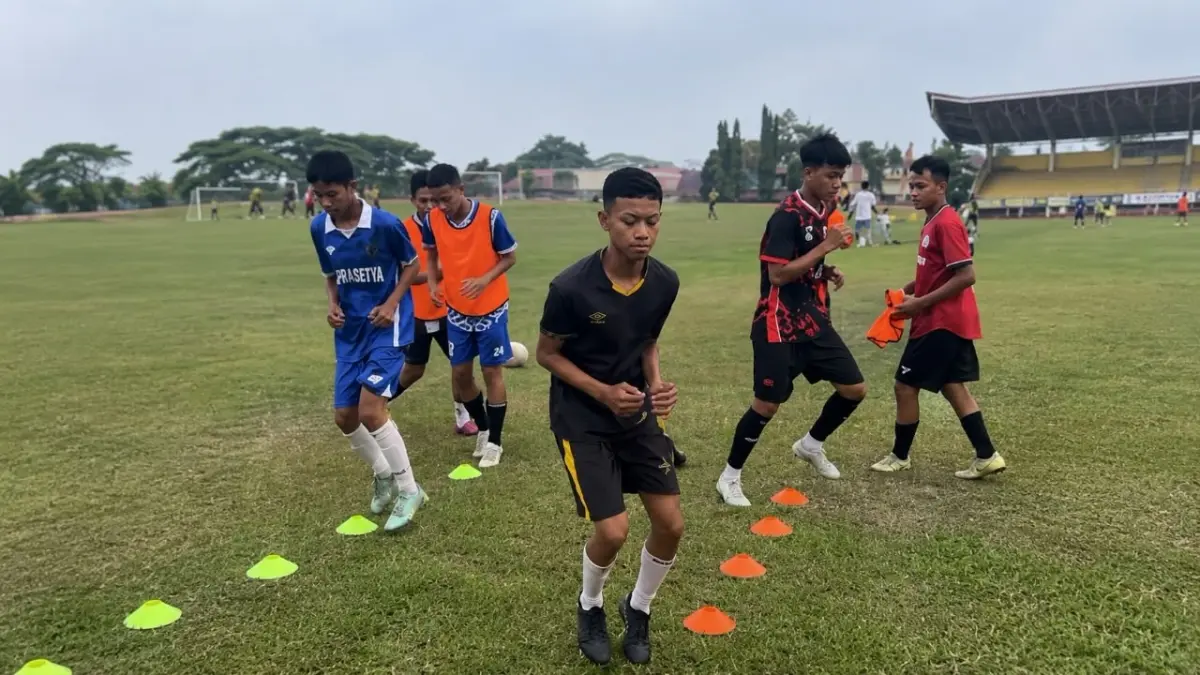 SIAP MENTAL: Latihan rutin di Stadion Gelora Panataran dilakoni pemain SMK Negeri 1 Nglegok.