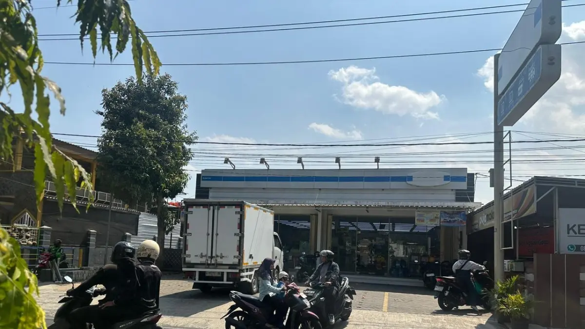 SINYALIR BERKAMUFLASE : Salah satu minimarket modern yang beroprasi di Kota Blitar