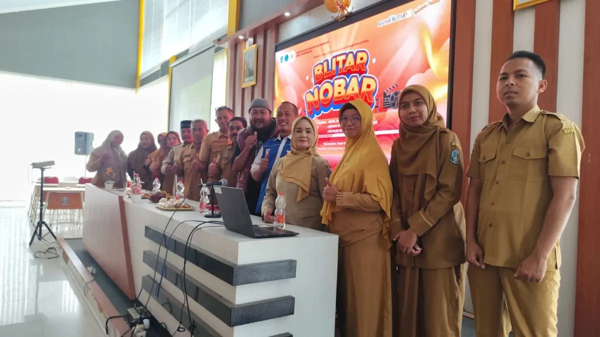 SMK NEGERI 1 KADEMANGAN UNTUK RADAR BLITAR 
DUKUNGAN: Kepala SMK Negeri 1 Kademangan, Hadi Sucipto MPd (tujuh dari kanan), sangat mendukung penguatan literasi film pendek di kalangan siswa.