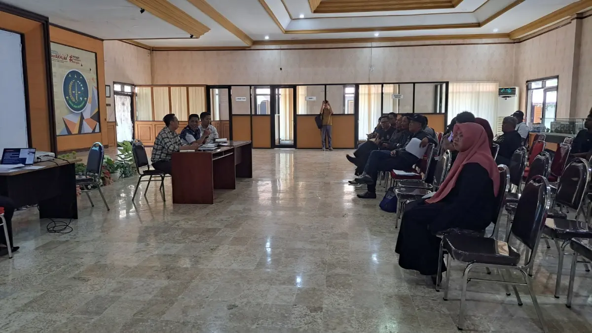 TAGIH JANJI : Massa dan KRPK menanyakan kepada Kejari Kabupaten Blitar terkait perkembangan perkara penyalahgunaan DD Bululawang di Kecamatan Bakung.