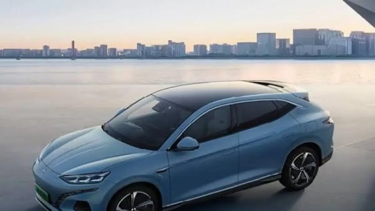 BYD Atto 1 Premium vs Dynamic punya perbedaan baterai, jarak tempuh, fitur V2L, charging, dan kelengkapan interior. Simak perbandingannya.