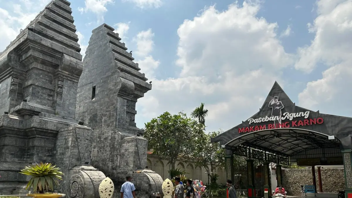KUNJUNGAN MALAM: Suasana kawasan Makam Bung Karno (MBK) di

Kota Blitar yang kini dibuka selama 24 jam. Sepanjang Agustus 2026, tercatat 2.529 pengunjung datang pada malam hari.