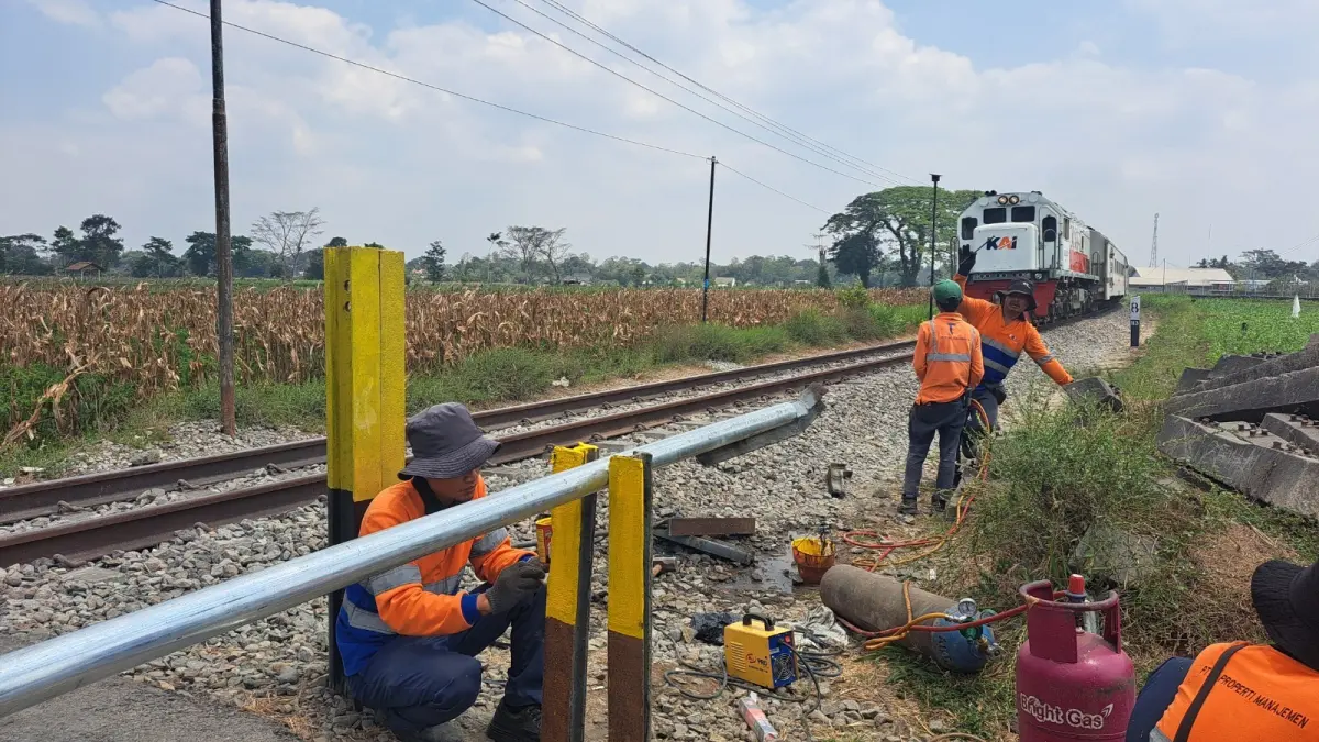 Petugas memasang portal manual di JPL 175 Kelurahan Bence, Kecamatan Garum, sebagai bagian dari normalisasi perlintasan untuk meningkatkan keselamatan warga. 