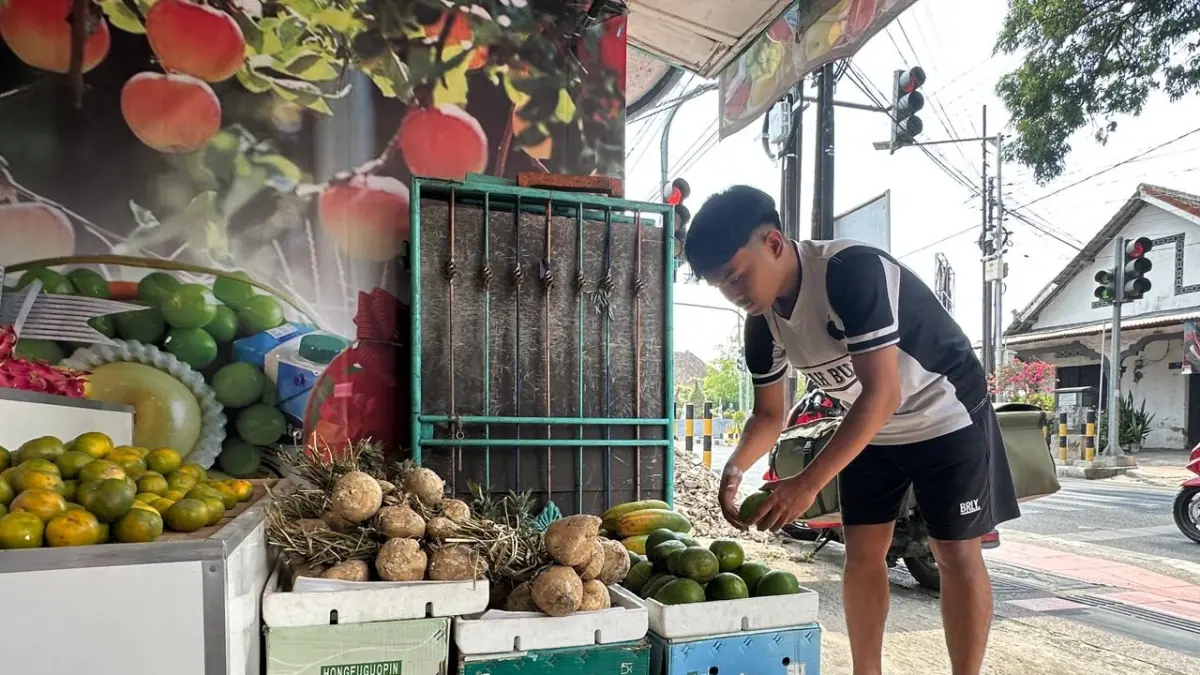 PILIH USAHA: Andre Riyan memilih meninggalkan ilmu teknik mesin dan menekuni usaha jualan buah di Kota Blitar.