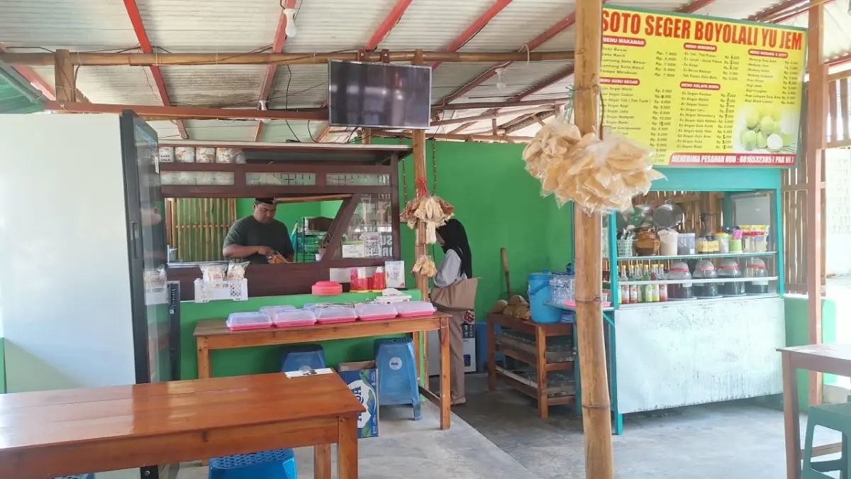 ARMI/RADAR BLITAR
SEGAR: Kuliner soto murah meriah yang nikmat disantap dengan lontong ataupun nasi.
