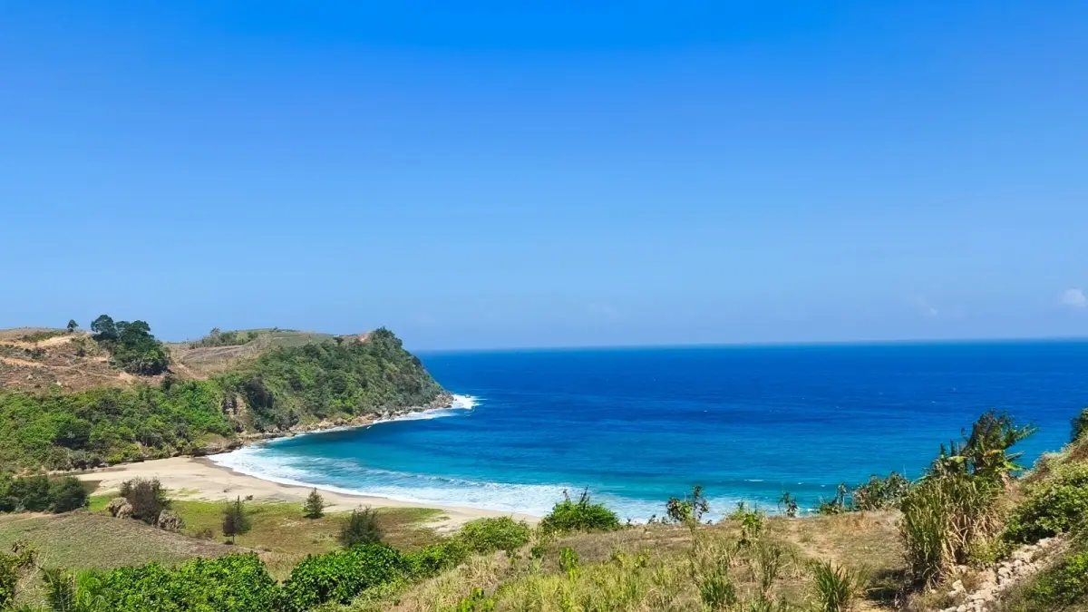 EKSOTIK: Panorama Pantai Gayasan yang dilihat dari bukit JLS di Blitar Selatan. 