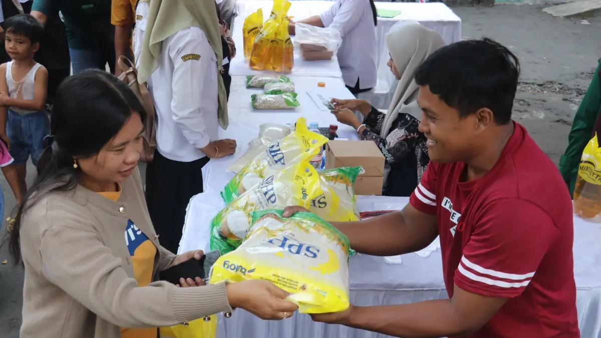 HARGA TERJANGKAU: Warga antre untuk membeli sembako murah di pasar murah di kantor Kecamatan Wlingi, kemarin.