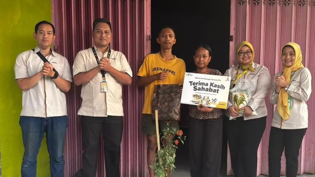 Head Of Branch SSD Blitar Adira Finance, Heri Siswono mengunjungi dan menyerahkan hadiah untuk pelanggan Adira Finance.