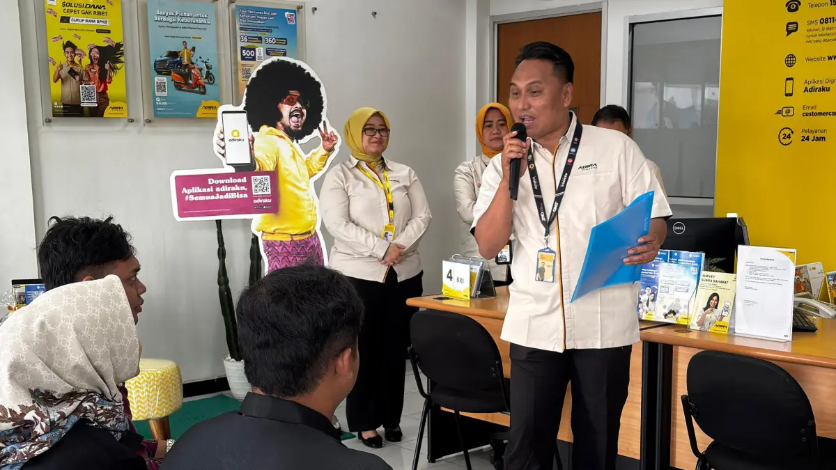 Karyawan Adira Finance Blitar menyampaikan program layanan kepada para pelanggan.